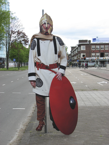 908064 Afbeelding van een silhouet van een Romeinse soldaat, met het lijf van een bekende wielrenner (?), geplaatst op ...